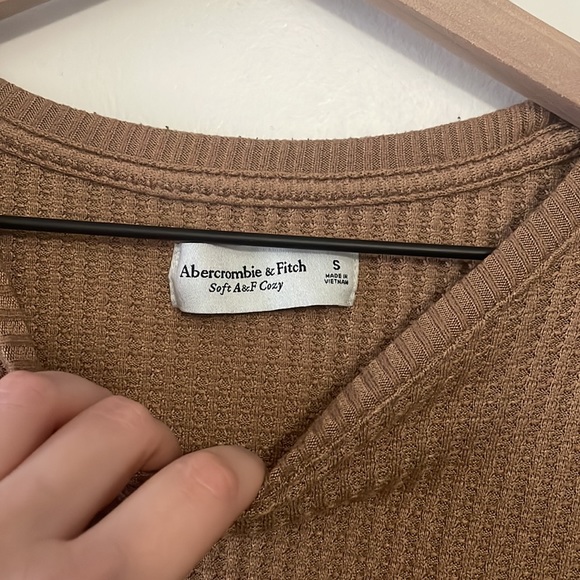 Abercrombie Cozy Long-Sleeve Waffle Crew camel Top - Picture 4 of 4